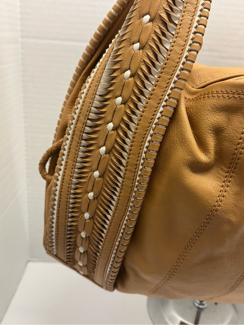 Women’s Tan Leather Hobo Bag - Stylish Everyday Shoulder Bag - Picture 6 of 12